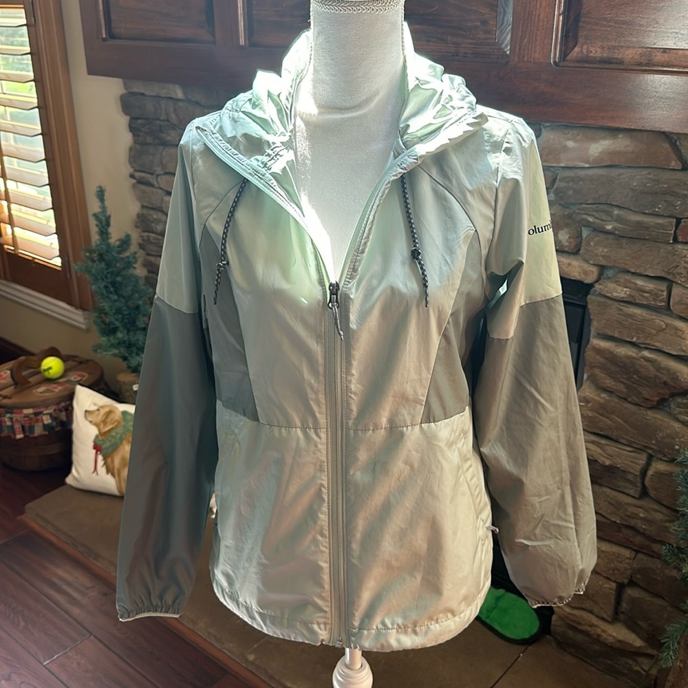 Women’s Columbia wind breaker.  Size XS